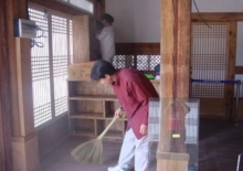 원불교역사박물관 직원들이 우리삶문화옥당박물관을 찾아 대청소를 하였습니다.