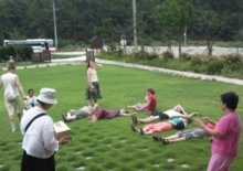 우리삶문화옥당박물관 잔디에 흠뻑 빠진 러시아학생들
